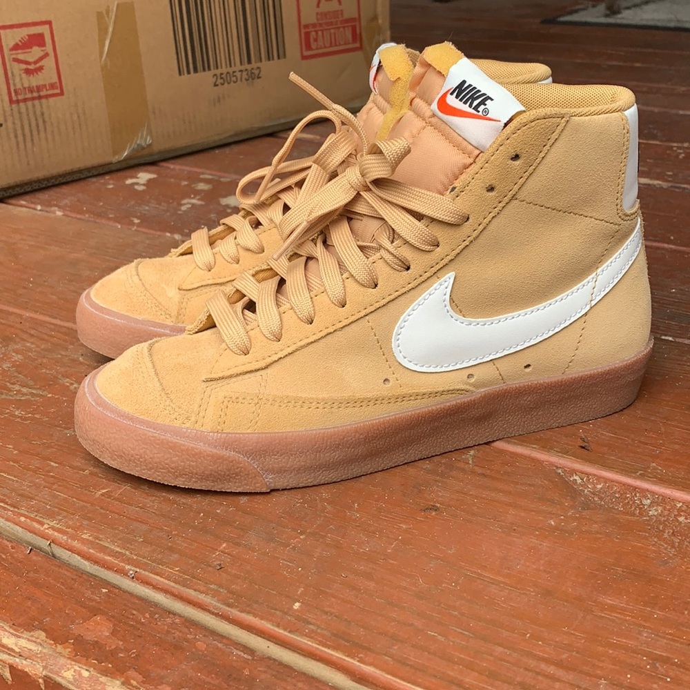Women’s NIKE Balzer Mid high top ‘77 suede wheat